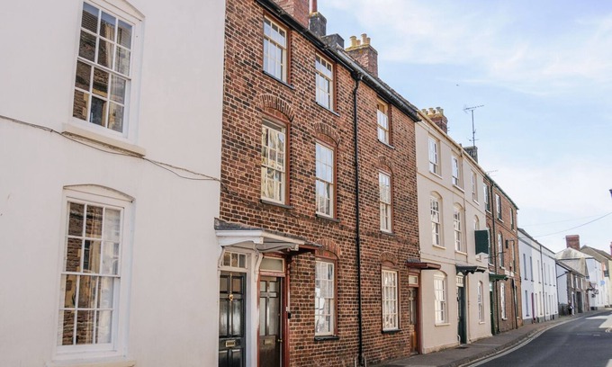 Monmouth Cabaña | 7 Glendower Street, MONMOUTH