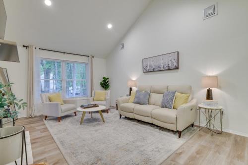 East Stroudsburg Casa | 7 Mi to Camelback Mtn Chic Penn Estates Home