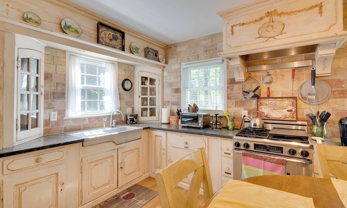 Royal Pines Cabaña | 7 Mi to The Biltmore: 'Le Canard' Cottage w/ Porch