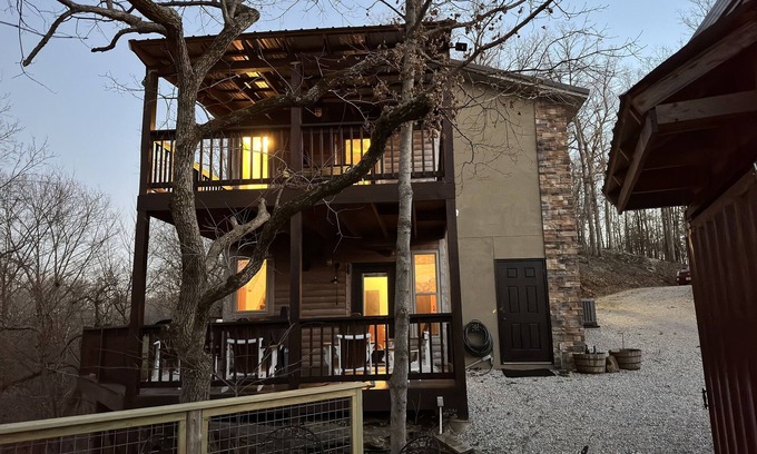 Bolivar Casa | 7 Min. to Downtown Bolivar- River Frontage-Remote & Relaxing, Kayaks & Hot Tub