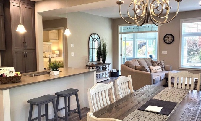 Okanagan-Similkameen Casa | #70 - Escape to Sandy Cove Cottage, a beautifully appointed getaway steps from the beach and pools