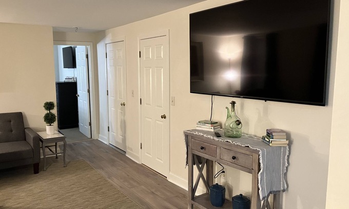 Dover Apartamento | 70in TV! Free Parking Downtown!