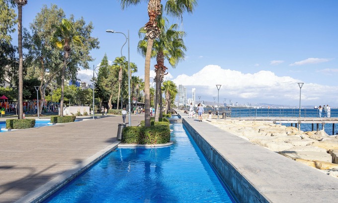 Old Town of Limassol Apartamento | 75 Prokymea- Steps From the Sea, Downtown, Balcony