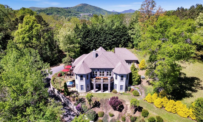 Asheville Villa | 7BR/5BA Asheville Luxury Mansion w/Sauna/ Steam/ Cold/Hottub/Gamerm/MovieTheatre