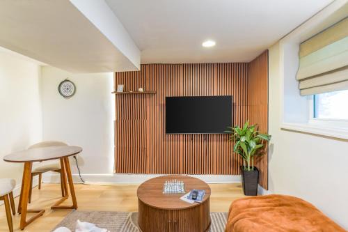 Landover Hills Apartamento | 7even Clouds Éclair- Cozy basement nest near NE DC