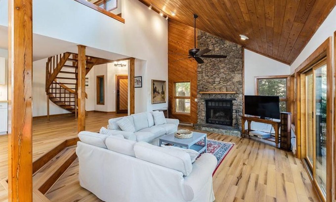 Nellysford Chalet De Esquí | 7th Hole Chalet at Wintergreen Resort Hot Tub, Sauna & 3 Fireplaces