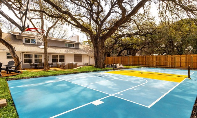 North San Antonio - SAT Casa | 8 Bedroom~Pickleball~Heated Pool~Sleeps 22~.5 acre~ Hot Tub~Game Room Mini Golf