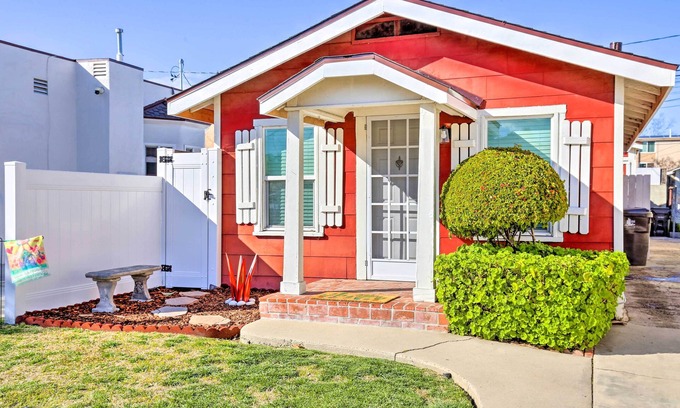 North Long Beach Casa | 8 Mi to Aquarium: Long Beach Bungalow w/ Patio!