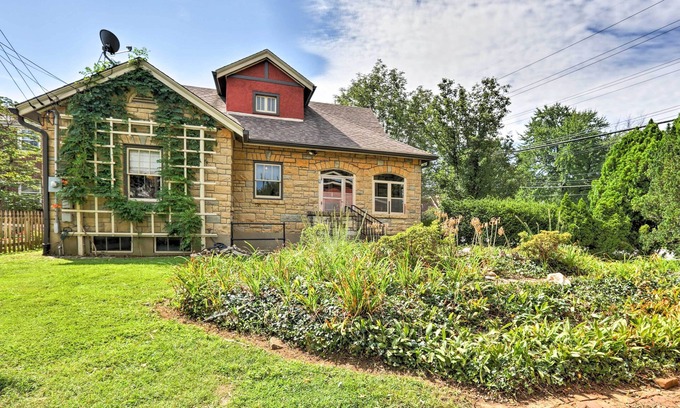 Strathmoor Village Casa | ¡NUEVO! Louisville Inicio w / Sunroom 3 Mi. al centro!