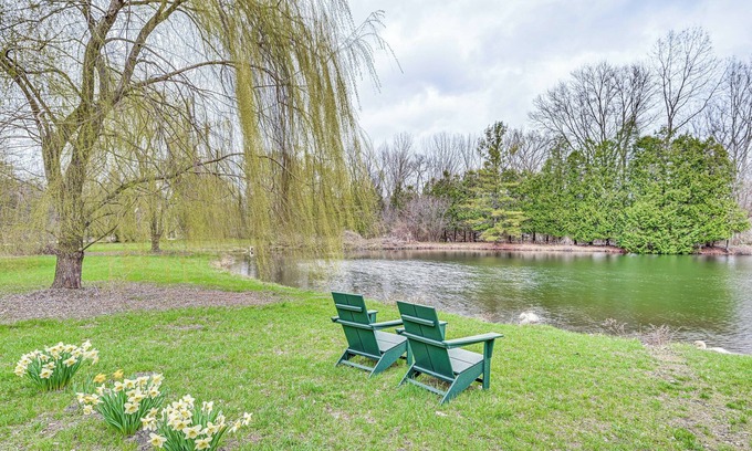 La Porte Apartamento | 8 Mi to Lake Michigan: Creative Retreat w/ Deck!