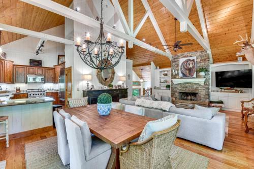 Cullowhee Casa | 8 Mi to Ski Sapphire! Multi-Level Family Retreat