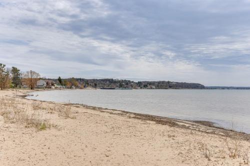 Acme Apartamento | 8 Mi to Traverse City Bayside Couples Retreat