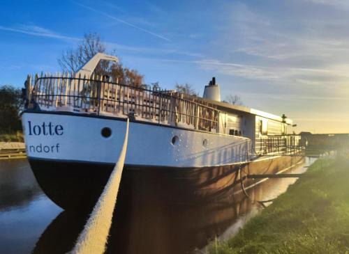 Otterndorf Alquiler De Eote | 8 Personen Hausboot mit Hot Tub, Sauna, Kaminofen, Klimaanlage, Lounge, Sonnendeck und Garten mit Buddelschiff direkt hinterm Deich in Otterndorf