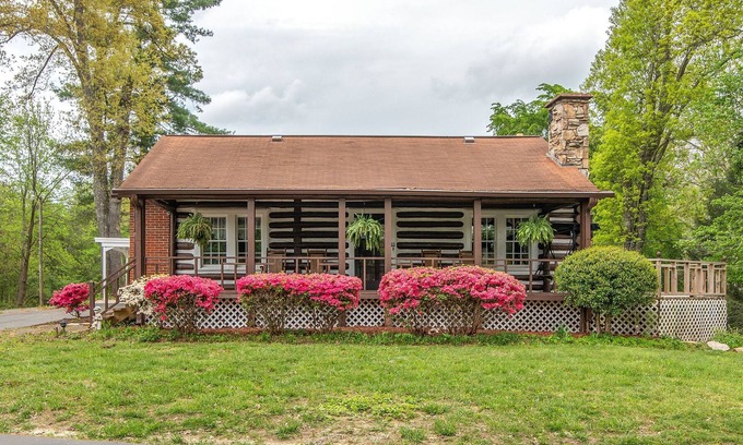 Crossville Cabina | Cabaña de madera de 84 años ubicada en la capital del golf de los Estados Unidos.