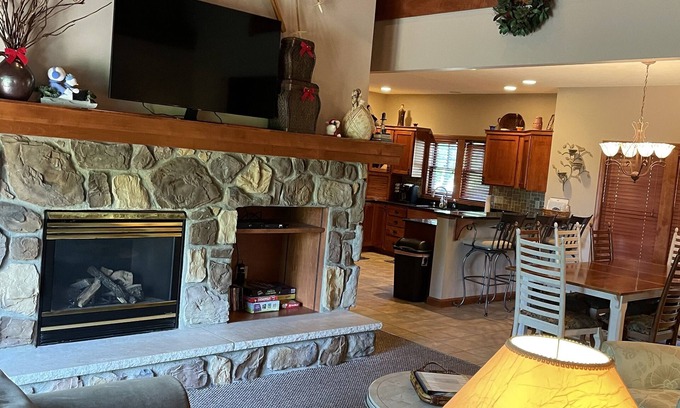 Clymer Condominio | 8409 PEEK N PEAK SLOPE SIDE SKI IN/OUT GOLF LIFT 8,Firepit