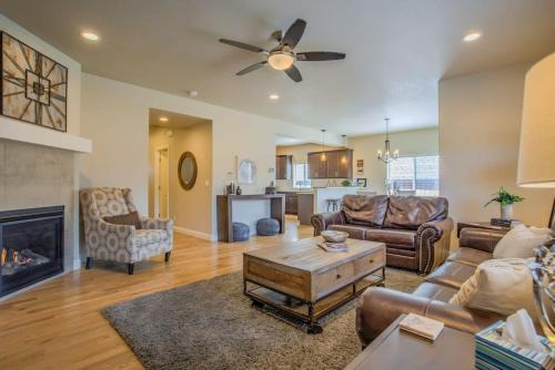 Colorado Springs Casa | 8BD Mnt Views Oasis Near Garden of The Gods Ideal for Groups