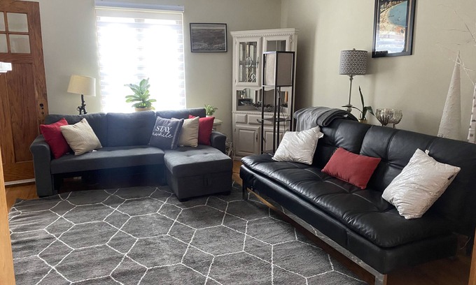 Franklin Park Apartamento | 8Beds, 2Queen, 3Twin, 2Sofa sleepers. Min. to O’hare & Allstate. Free parking