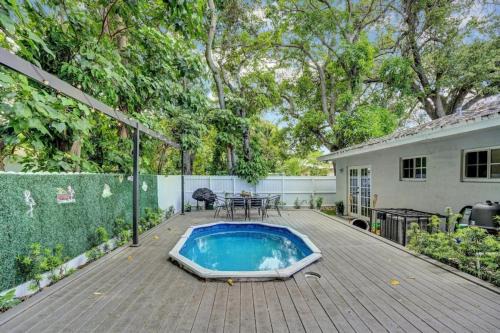 Buena Vista Casa | 8BR-4BA Spacious House, Sleeps 20, Pool, Fenced Yd