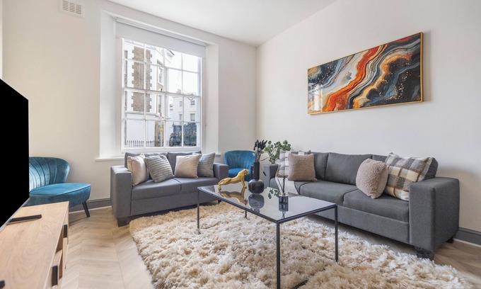 Regent's Park Casa | 8BR Gem in Prime Location: Perfect for Group Stays