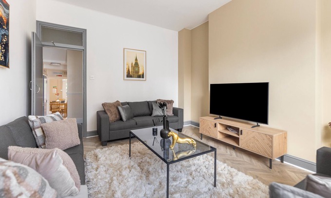 Camden Town with Primrose Hill Casa | 8BR Gem in Prime Location: Perfect for Group Stays
