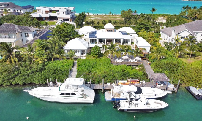 Nassau Casa | 8BR Waterfront Home Veranera Old Fort Bay, Nassau