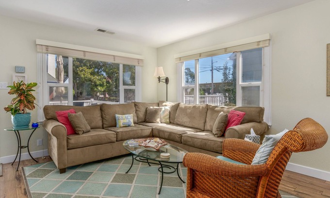 Eastside Santa Cruz Casa | 8th Avenue Cottage - ¡4 minutos a pie de la playa!