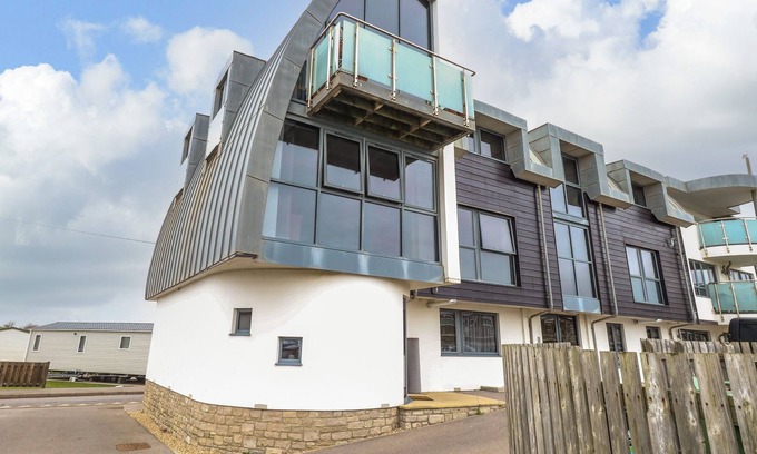 West Bay Apartamento | 9 DRIFTWOOD, family friendly, character holiday cottage in West Bay