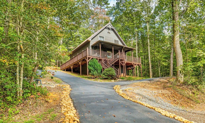 Clarkesville Cabina | 9 Mi to Lake Burton: Cabin w/ Deck Near Helen