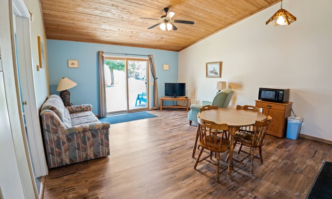 Oscoda Complejo | #9 Thomas' Parkside Cottages. 2BR Beach walk-out to Lake Huron, downtown local
