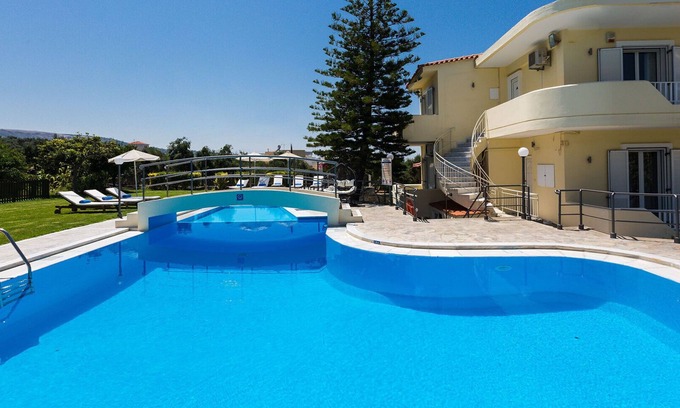 Houdetsi Villa | Piscina de 90m2, fútbol, baloncesto, gimnasio, parque infantil, voley, ping pong y mucho más.