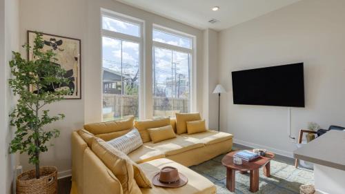 McFerrin Park Casa | 98 Degrees by AvantStay Covered Balcony Lounge Newly Built 4BDR Home