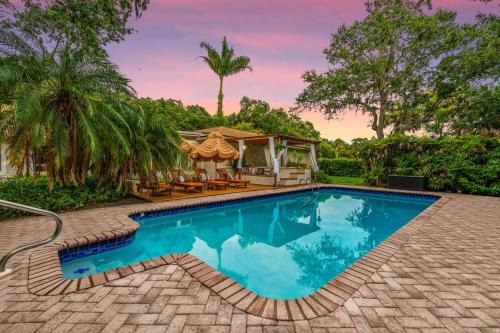 Largo Villa | 9BR Heated Pool Hot Tub Sleeps 25