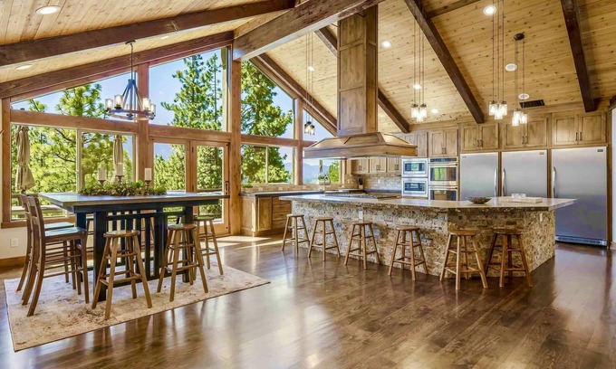Round Hill Village Casa | 9BR Tahoe Villa, Hot Tub-Sauna-Gym-Game Room LX33