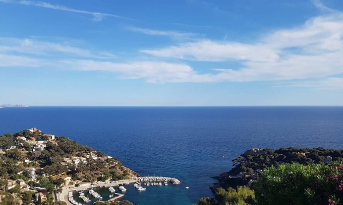 Ensues-la-Redonne Apartamento | A balcony overlooking the sea