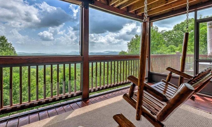 Mineral Bluff Cabina | A Bear's Dream - Tri-State Panoramic Views, Hot Tub, Game Room!
