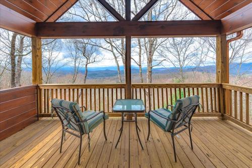 Mineral Bluff Casa | A Bears Lair - Scenic Views, Hot Tub, Cozy Fireplace in the Prestigious Mountain High Community near Blue Ridge - Mineral Bluff,
