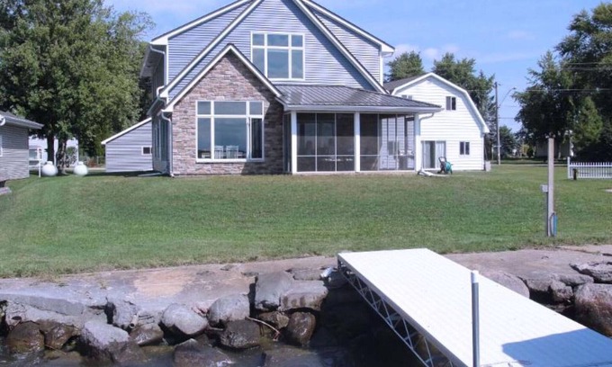 Fremont Casa | Una hermosa casa de 3 recámaras y 3 recámaras en el lago Poygan en Tustin, WI