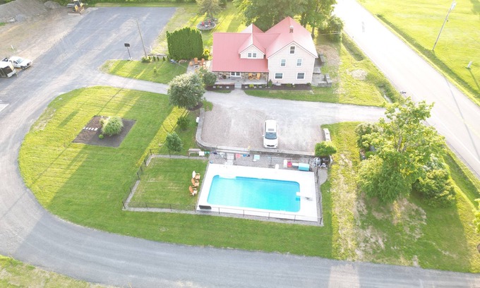 Franklin Springs Casa | A beautiful 6-bedroom farmhouse in the countryside of Frankfort, NY.