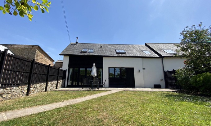 Honiton Cabaña | Desde £ 22 pppn. Una bella conversión de un establo de trilla de 400 años. Mascota amigable.