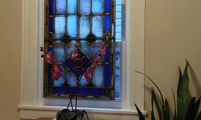 Connellsville Cama Y Desayuno | A Beautiful Home in city near restaurants and activities