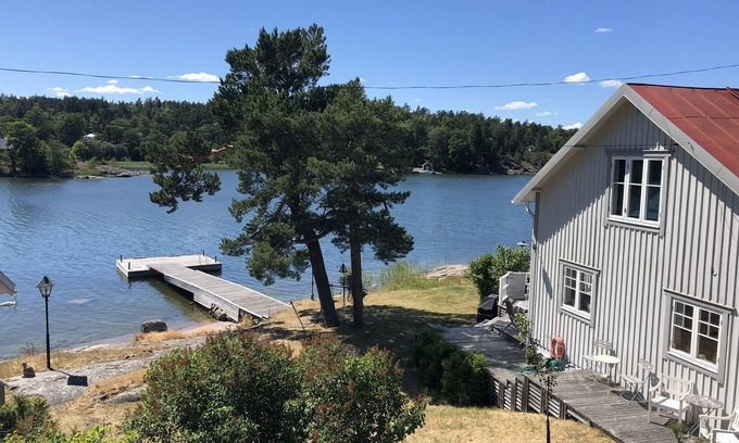 Varmdo Casa | Una hermosa casa con acceso privado al mar, a 25 km de la ciudad.