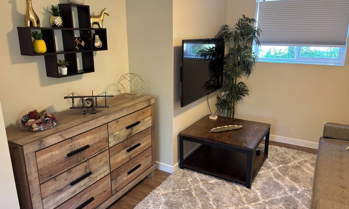 Departure Bay Apartamento | A bright and cozy 1-bedroom basement suite is nestled in a lush garden setting