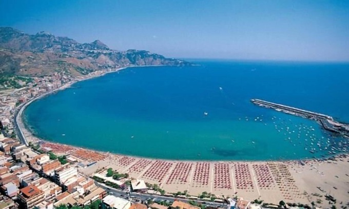 Giardini Naxos Cama Y Desayuno | A Casa Di Amici