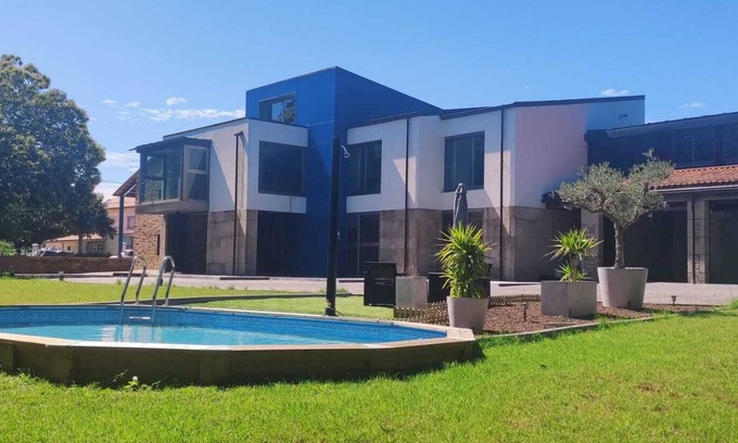 Oroso Casa | A Casa do Souto-Casa tradicional reformada con piscina y bosque privado
