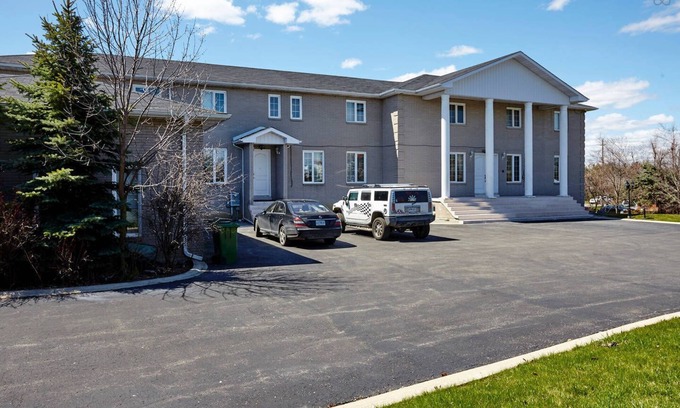 Brampton Otro | White House Canada-14 habitaciones, 9 baños en 3 acres para 28 huéspedes en Brampton