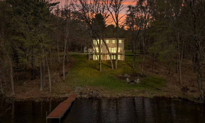 Monmouth Casa | A charming 5-bedroom lake house with AC in Monmouth on Cobbossee Lake.