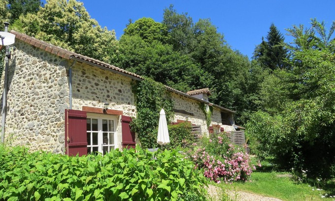 Pensol Cabaña | Una casa rural con encanto para hasta 2 personas, 20 acres de terreno, wifi, junto a un río.