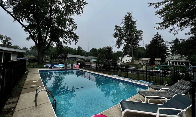 Paw Paw Lake Casa | A cheerful, bright lake getaway