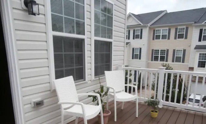 Germantown Casa | A Clean Townhouse in DC Suburban