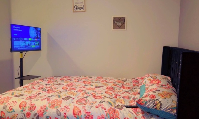 Norcross Casa | Room Prime. A comfy Unique 1-bedroom with WiFi, T.V and jack & jill bathroom